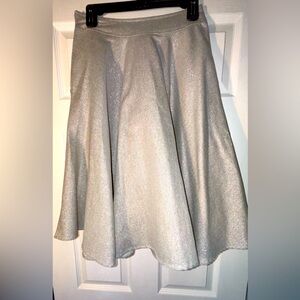 Beautiful sparkling flowing skirt with pockets!